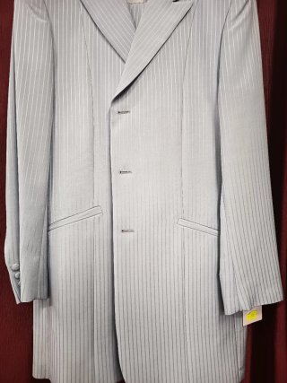 Traje de chaqueta beig tipo lebita novio calidad