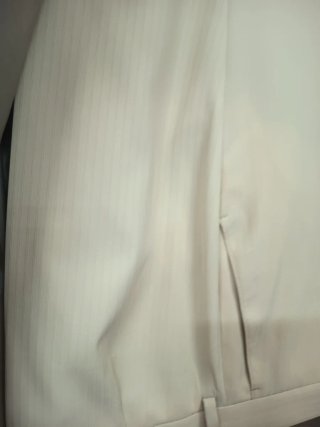 Traje de chaqueta beig tipo lebita novio calidad