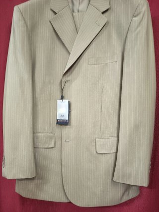 Traje de chaqueta beig tipo lebita novio calidad