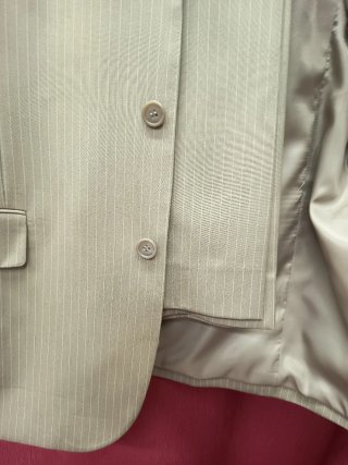 Traje de chaqueta beig tipo lebita novio calidad