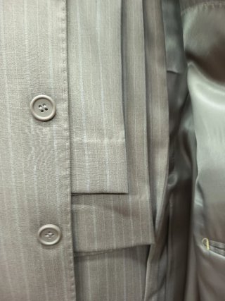 Traje de chaqueta beig tipo lebita novio calidad