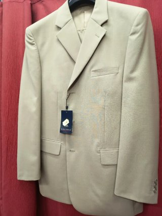 Traje de chaqueta beig tipo lebita novio calidad