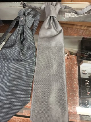 Traje de chaqueta beig tipo lebita novio calidad