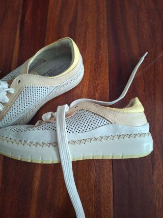 Zapatos Pikolinos Beige y Blanco