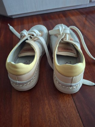 Zapatos Pikolinos Beige y Blanco