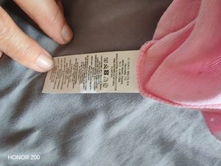 Polo rosa con topitos blancos