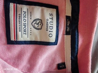 Polo rosa con topitos blancos