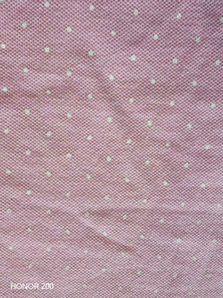 Polo rosa con topitos blancos