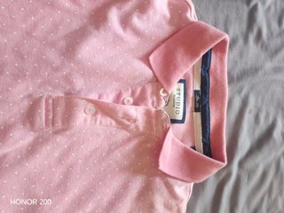 Polo rosa con topitos blancos