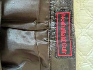 Pantalón de cuero marrón