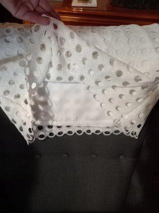 Blusa blanca con círculos calados