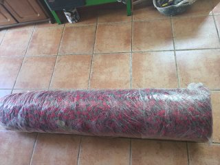 Alfombra de pelo gris y roja