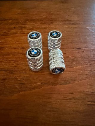 TAPONES DE VÁLVULA BMW (4U) NEGRO, GRIS Y PLATA