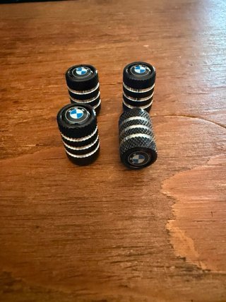 TAPONES DE VÁLVULA BMW (4U) NEGRO, GRIS Y PLATA