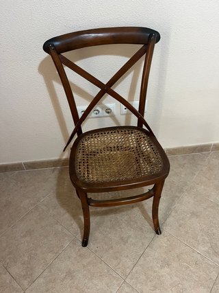 Silla antigua madera con asiento de rejilla
