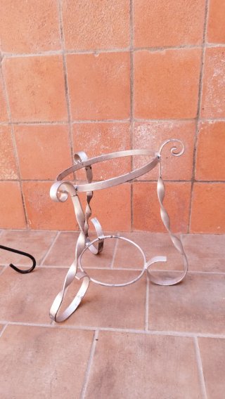 Macetero de metal antiguo
