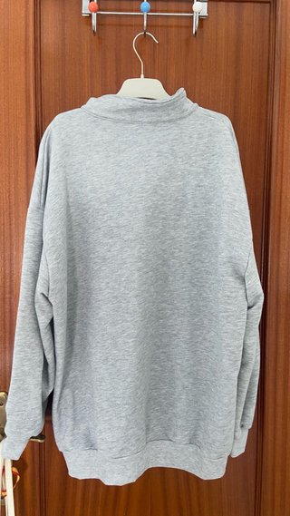 Sudadera gris con cremallera y logo