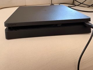 PS4 (PlayStation 4) Negra + Mando