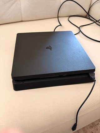 PS4 (PlayStation 4) Negra + Mando