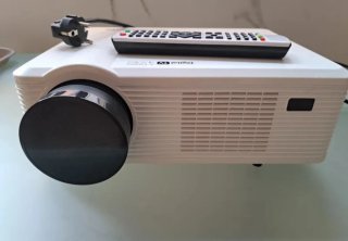Proyector blanco y negro con mando modelo 720
