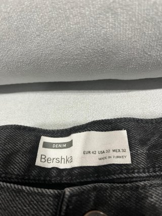 Bermuda negra Bershka desgastada Talla L