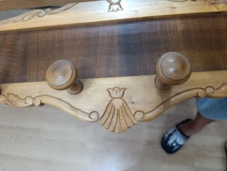 Colgador de madera decorado