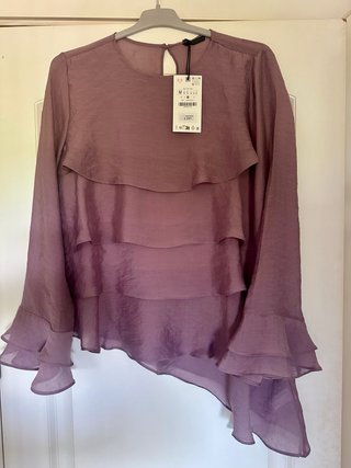 Blusa Zara volantes asimétrica morada Talla M