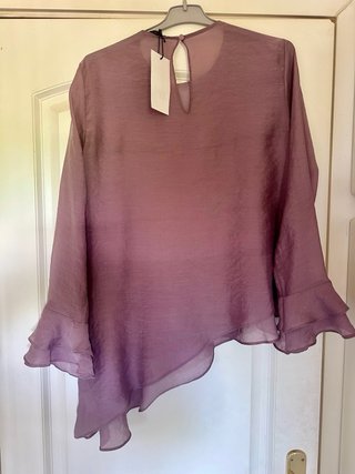 Blusa Zara volantes asimétrica morada Talla M
