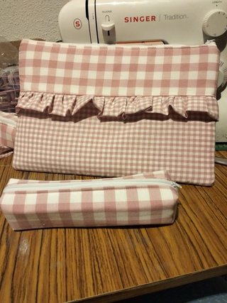 Bolso y estuche a cuadros rosa