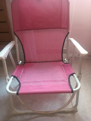 Silla plegable rosa.