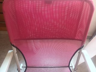 Silla plegable rosa.