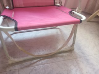 Silla plegable rosa.