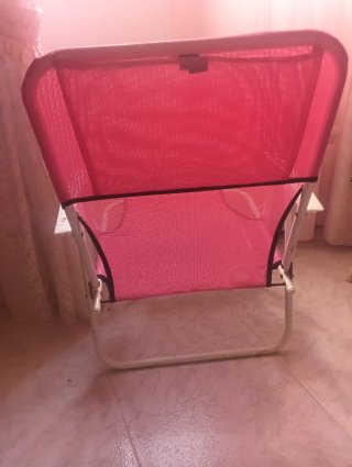 Silla plegable rosa.