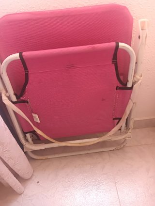 Silla plegable rosa.