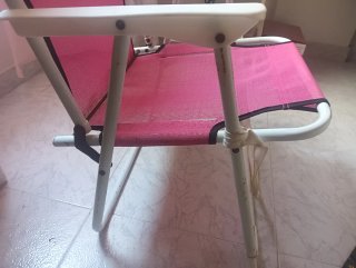 Silla plegable rosa.