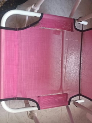 Silla plegable rosa.