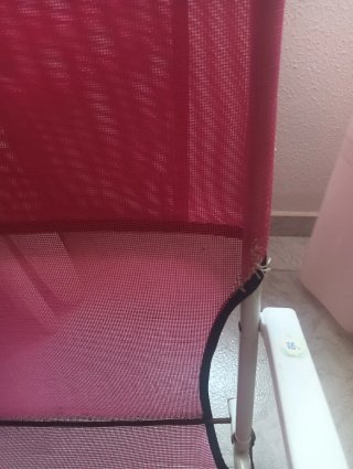 Silla plegable rosa.