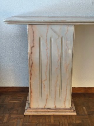 Consola de mármol veteado rosa