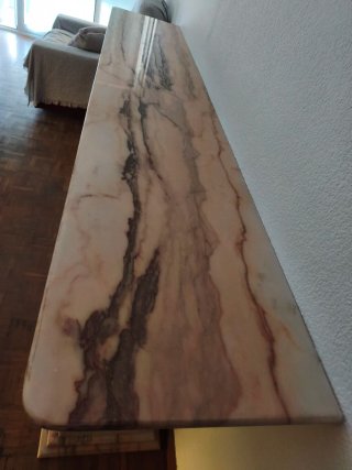 Consola de mármol veteado rosa