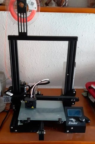Impresora 3D Ender, utilizada únicamente una vez.
