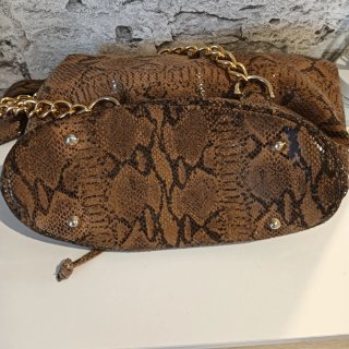 Bolso de serpiente marrón y dorado