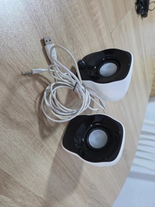Altavoces Logitech Blancos y Negros