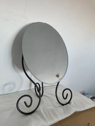 Espejo de mesa ovalado con base decorativa