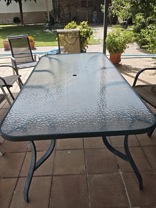 Mesa de comedor de cristal y metal