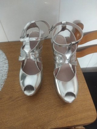 Zapatos de tacón plateados peep toe