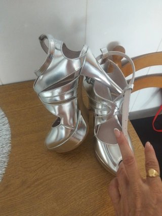 Zapatos de tacón plateados peep toe