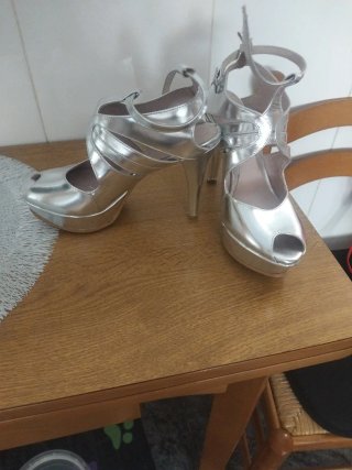 Zapatos de tacón plateados peep toe