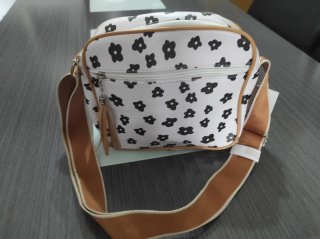 Bolso bandolera blanco flores negras sintético