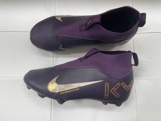 Botas de Fútbol Nike Morado y dorado