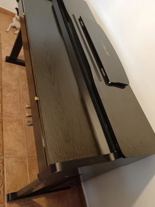 Piano digital con mueble